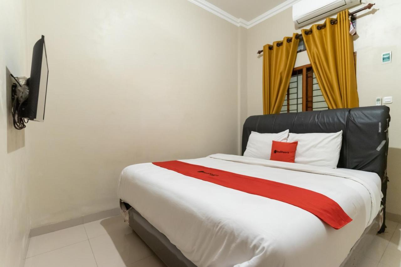 Reddoorz At Joyce Guest House Medan Exterior photo