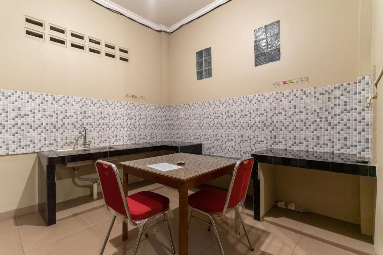 Reddoorz At Joyce Guest House Medan Exterior photo
