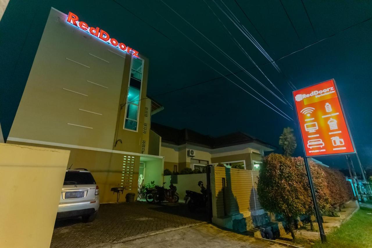 Reddoorz At Joyce Guest House Medan Exterior photo